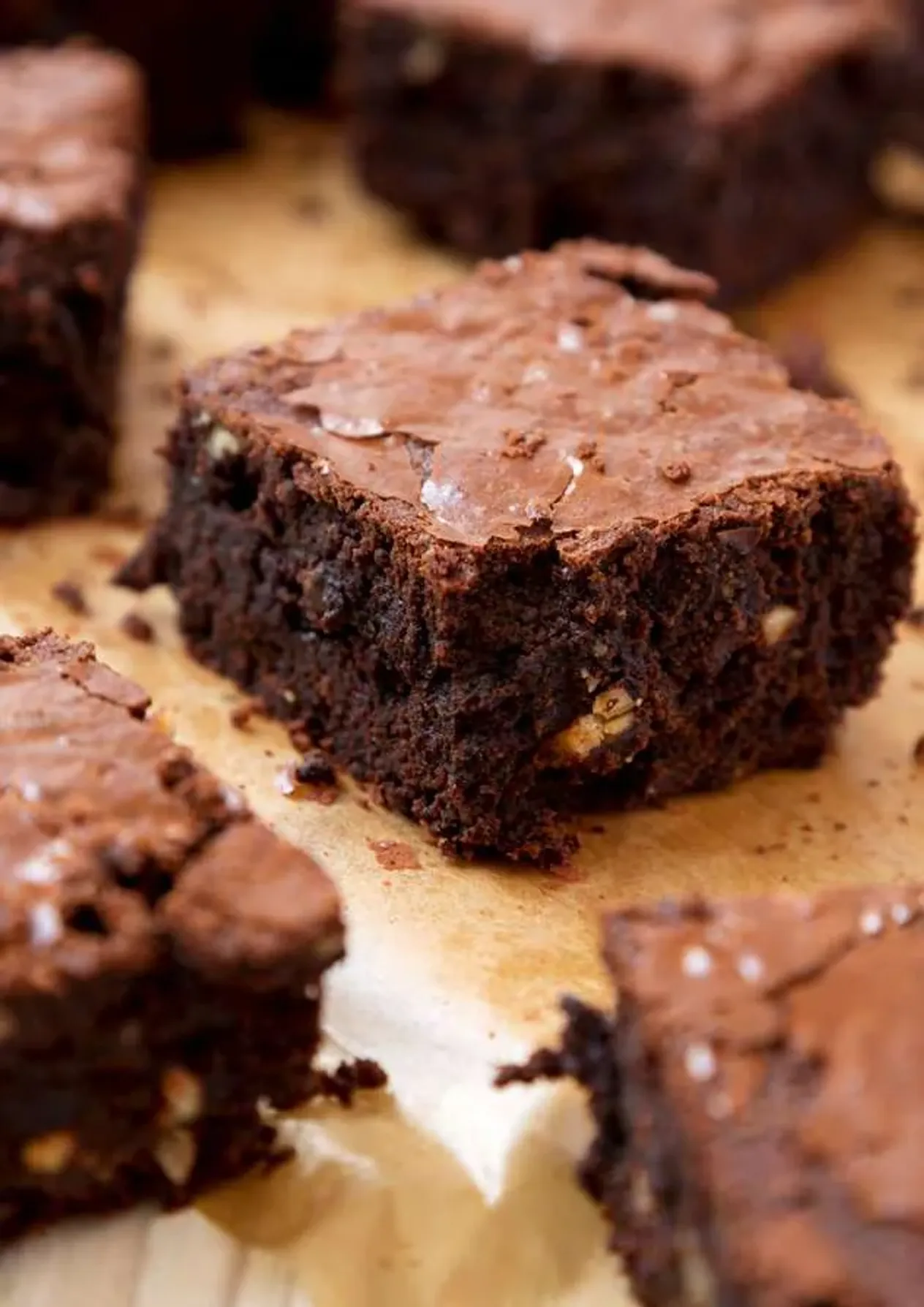 Kare kesilmiş çikolatalı brownie parçaları