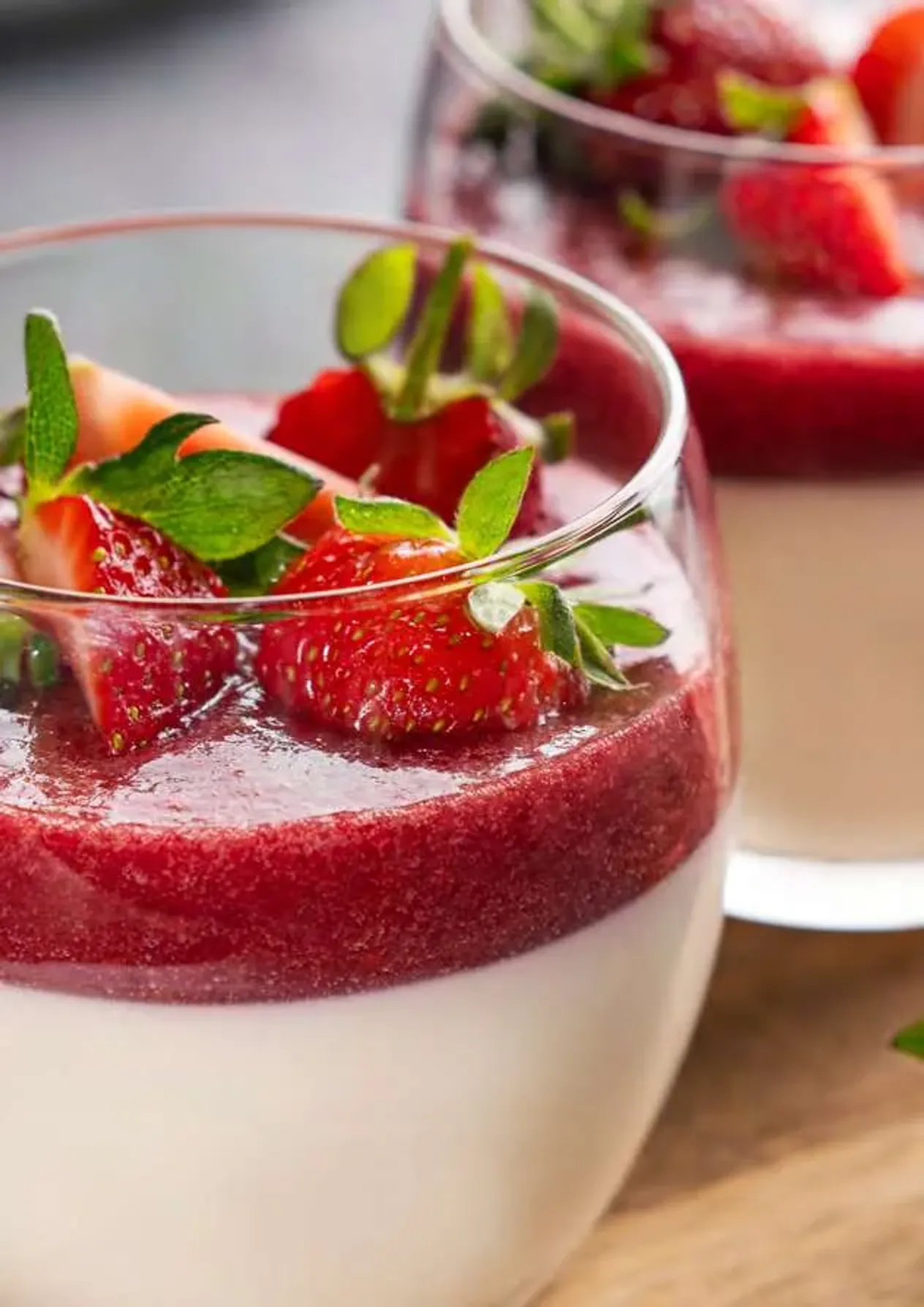 Çilek soslu bardak panna cotta