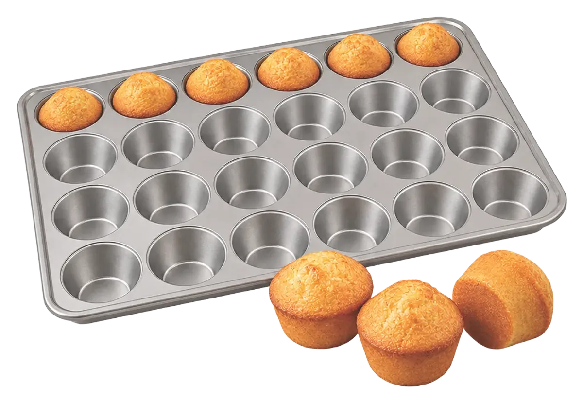 Mini muffin kalıbında pişmiş kekler ve önünde üç mini muffin