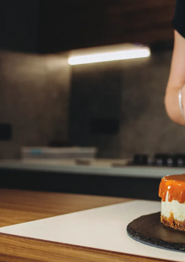 Pastasel uygulama laboratuvarı tezgâhında bitmiş bir pasta